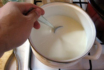 Ставим кипятиться пастеризованное молоко или молоко с рынка (любую прочую основу, требующую кипячения)