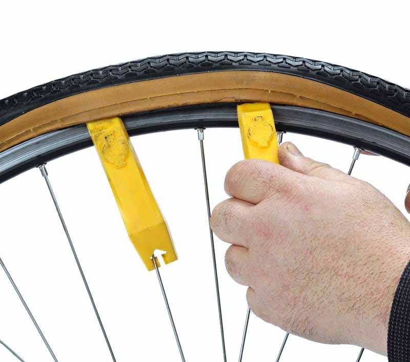 Как снять велосипедную покрышку с помощью бортировок
